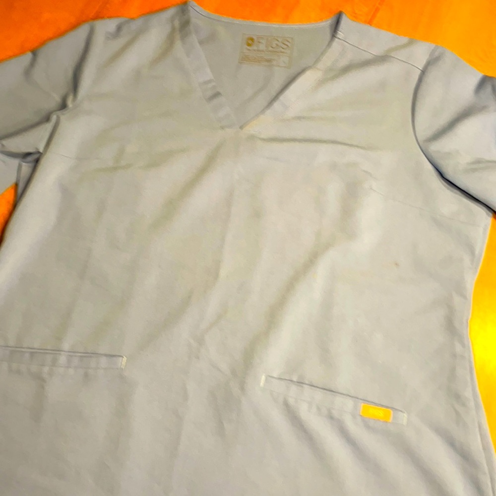 Figs L ceil blue Casma 3 pocket scrub top